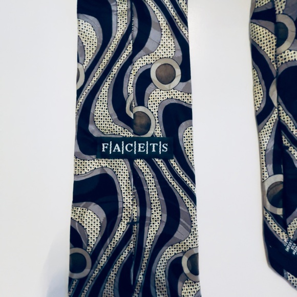 Men's Black and green Patterned Silk Tie - Picture 3 of 3